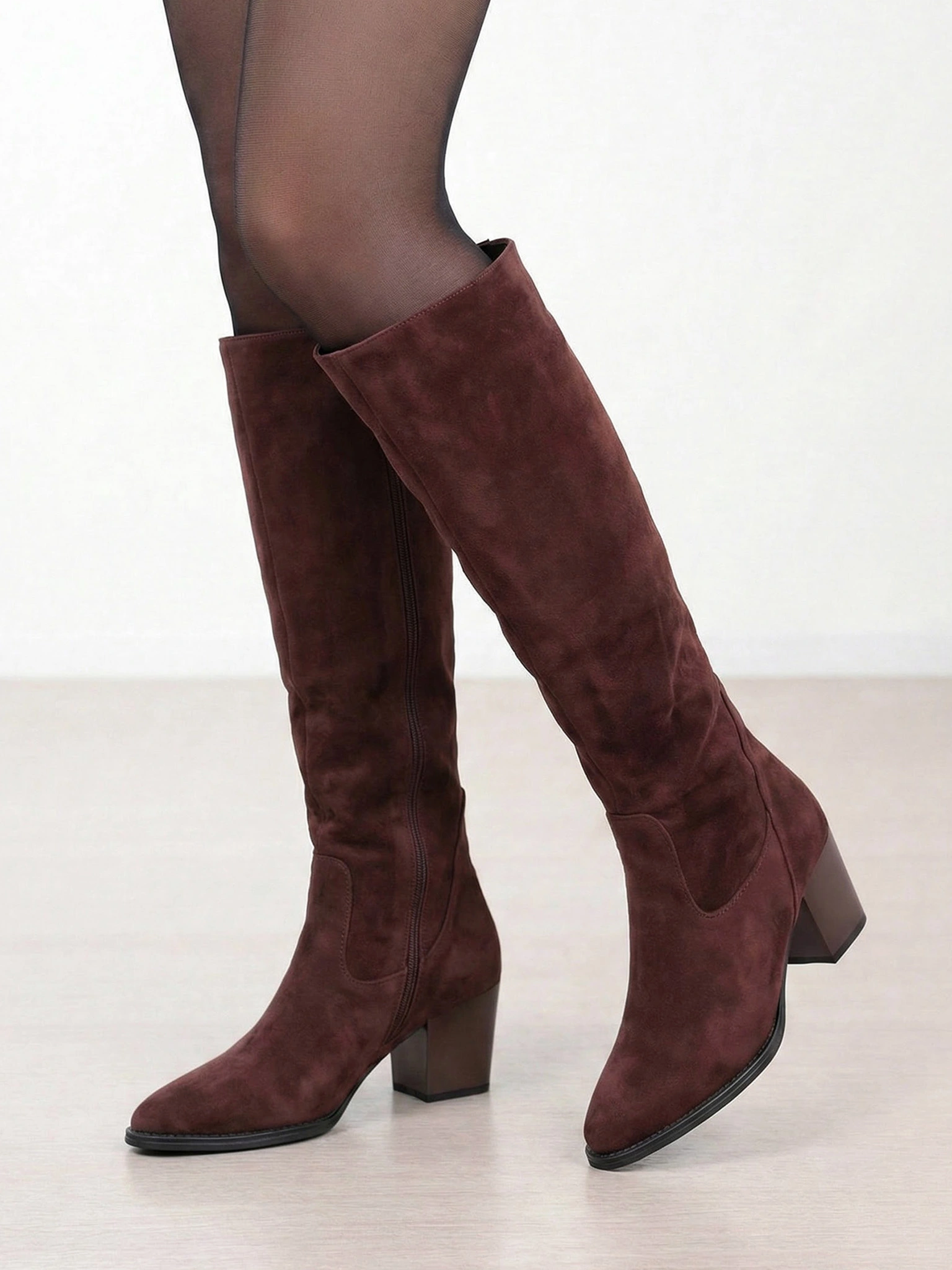 Сапоги бордового цвета на высоком каблуке